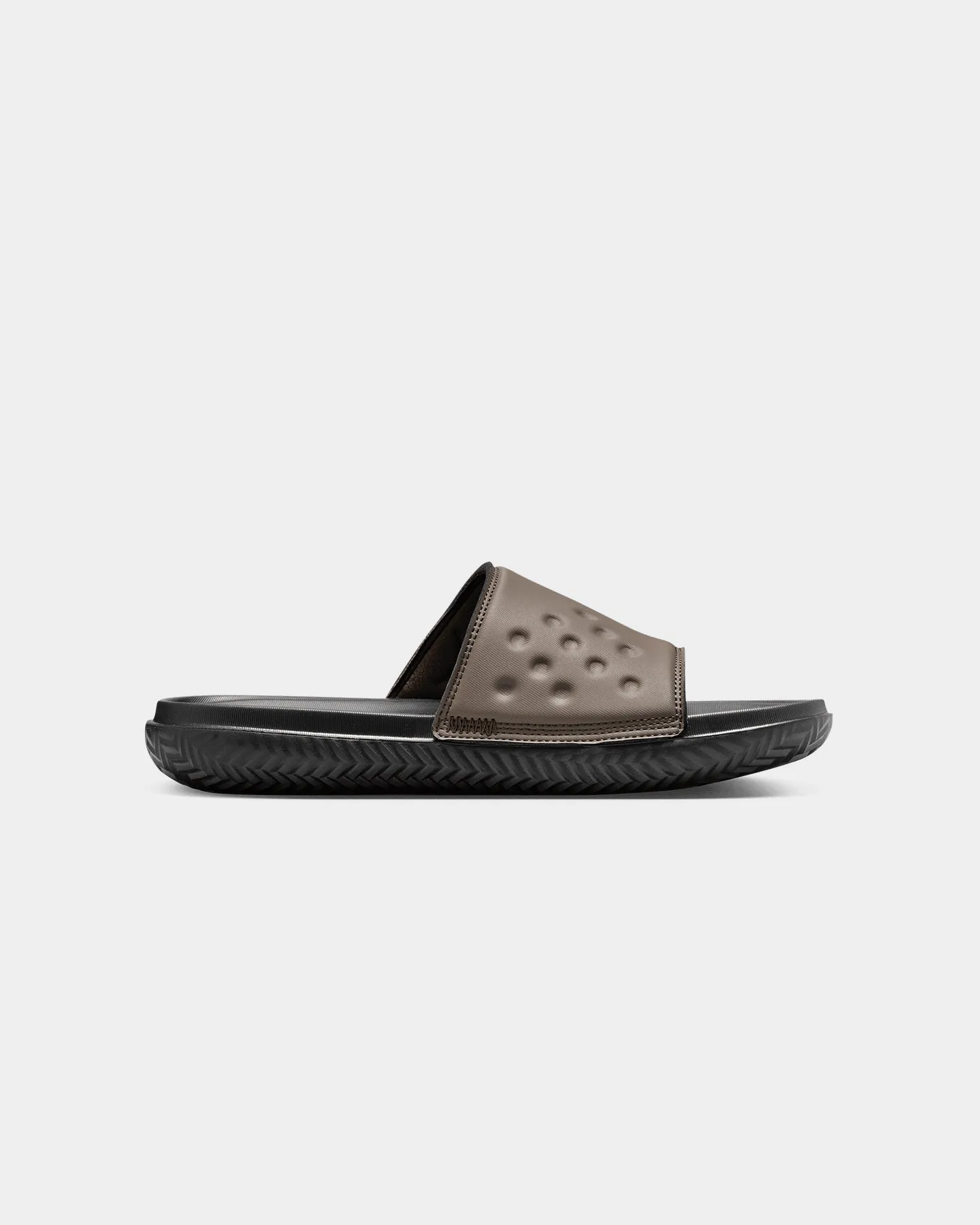 Jordan Play Palomino/Fire Red sports Feather Light Travel Enthusiasts