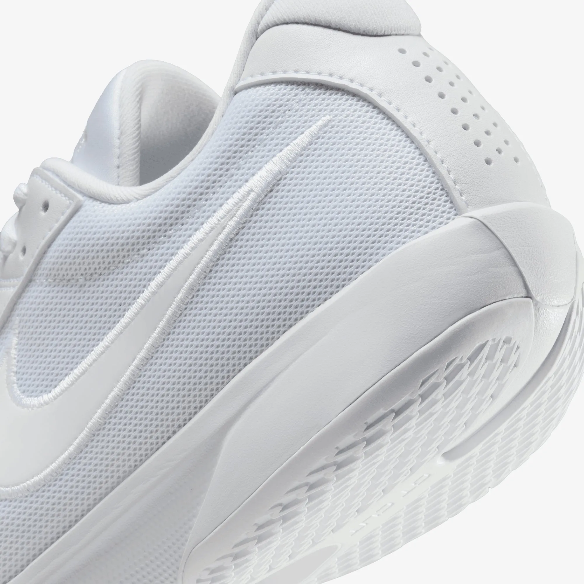 NIKE | G.T. HUSTLE ACADEMY EP { WHITE/WHITE-PHOTON DUST Thermoregulating Insulation ShockAbsorbing