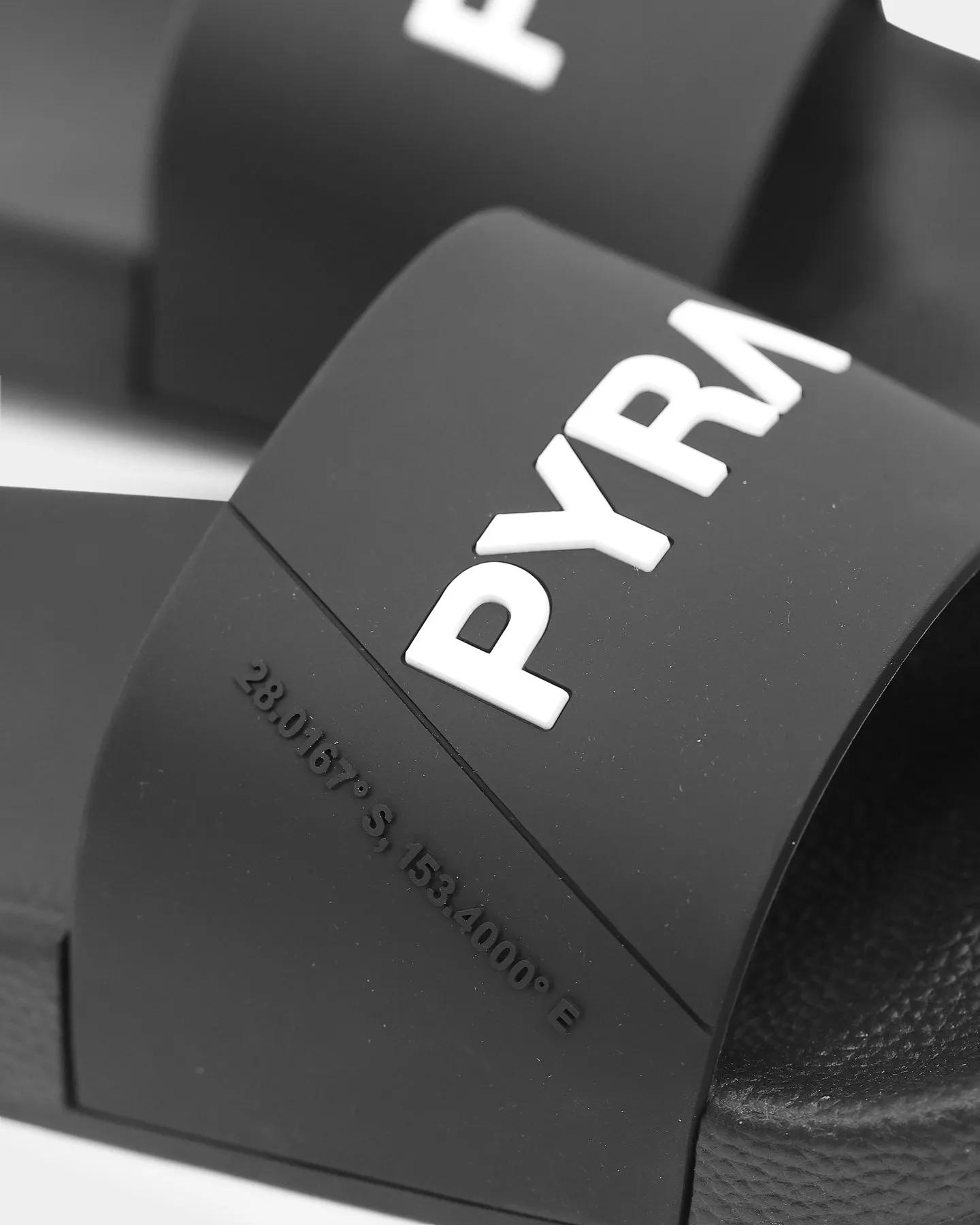 PYRA Location Slides Black/White Business Mode Feather Light Modern Commuters