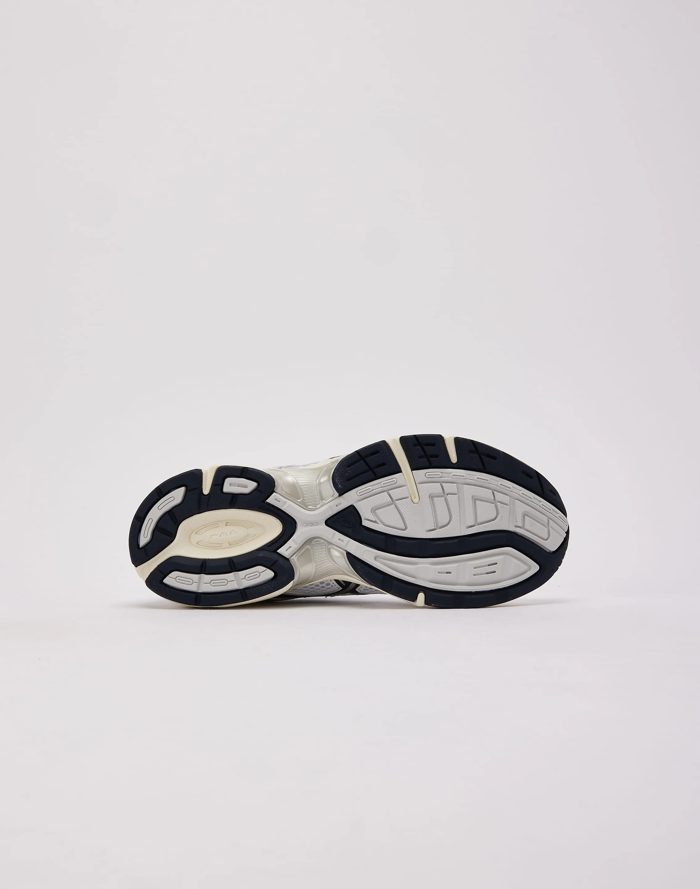 Asics GEL-1130 tight - fitting running shoes running in a soccer field area shoes