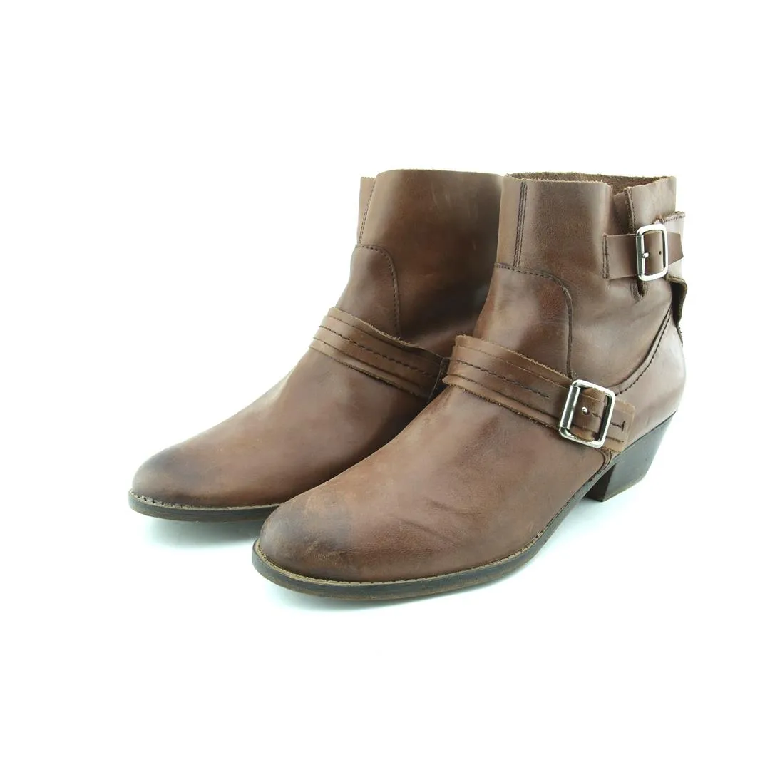 Seasonal Walk KENNETH COLE REACTION .