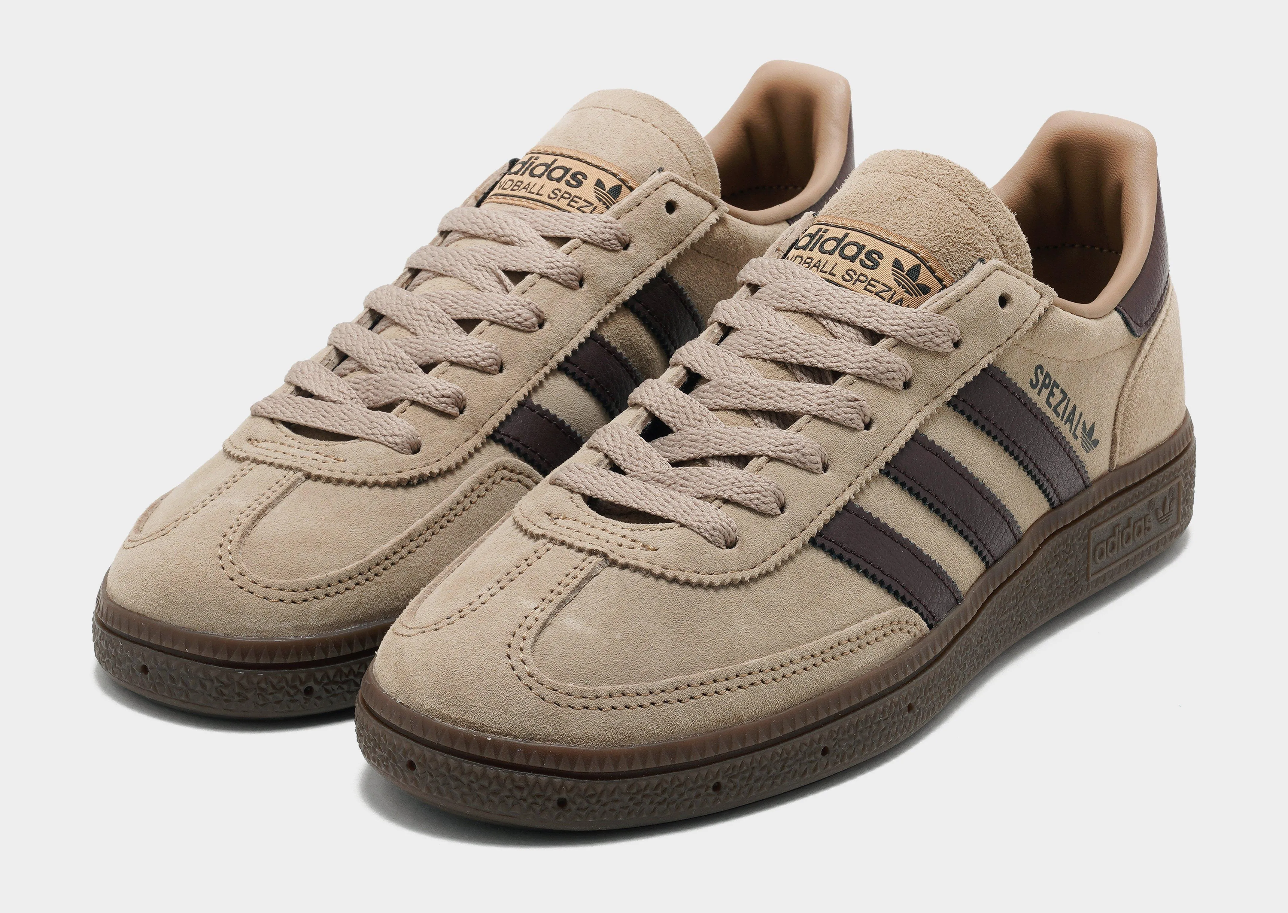 Handball Spezial Run Errand on the road