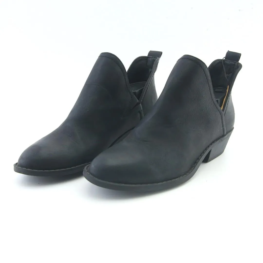 Urban Detail UNIVERSAL THREAD .