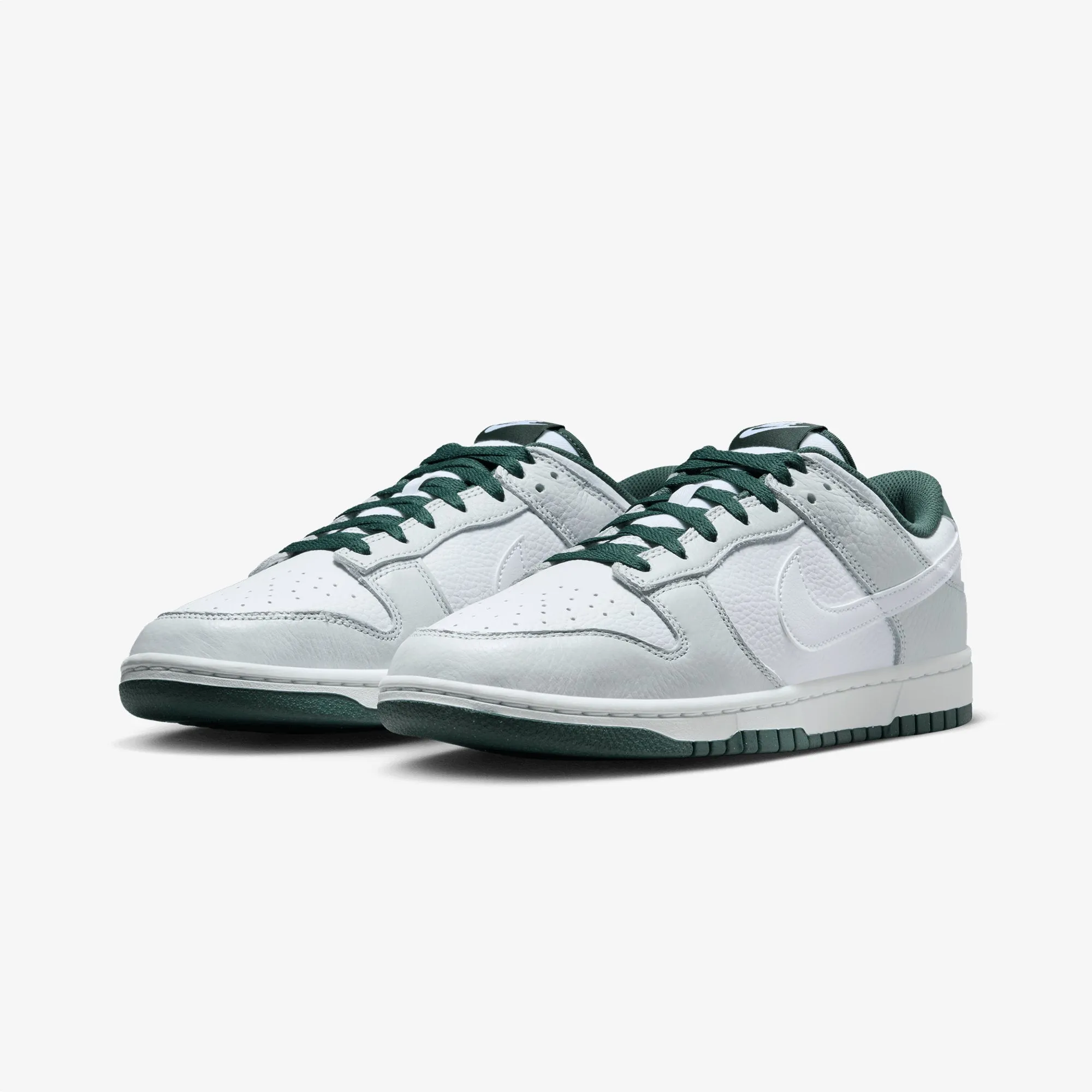 NIKE | DUNK LOW RETRO SE { PHOTON DUST/WHITE-VINTAGE GREEN Stability plate