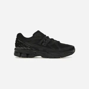 gymnastic shoes New Balance 1906U Triple Black