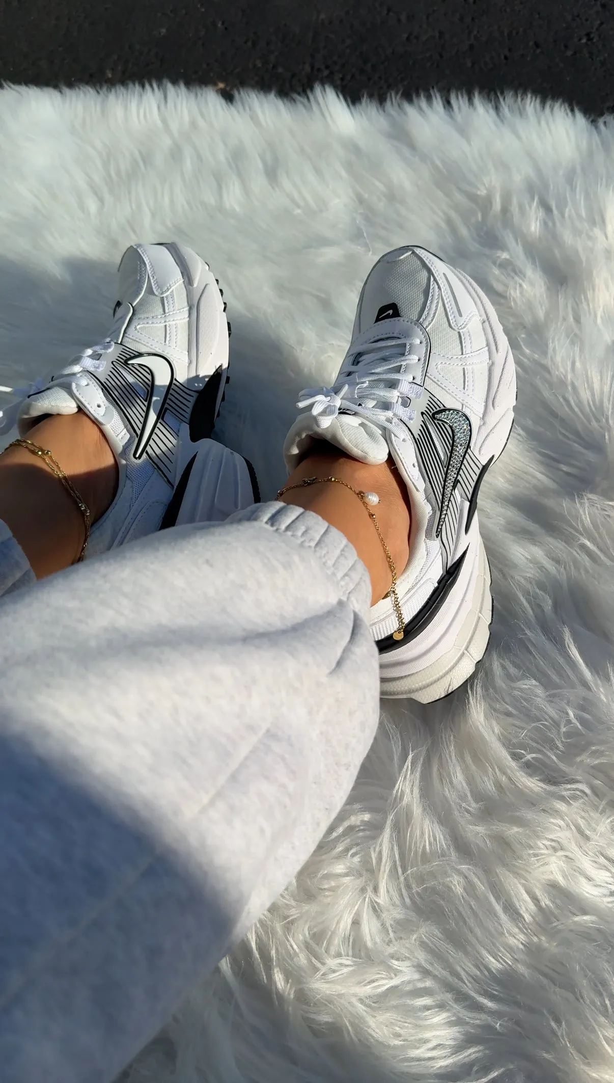 ?NEW? White and Black Swarovski Womens Nike Shoes Clean Vibe