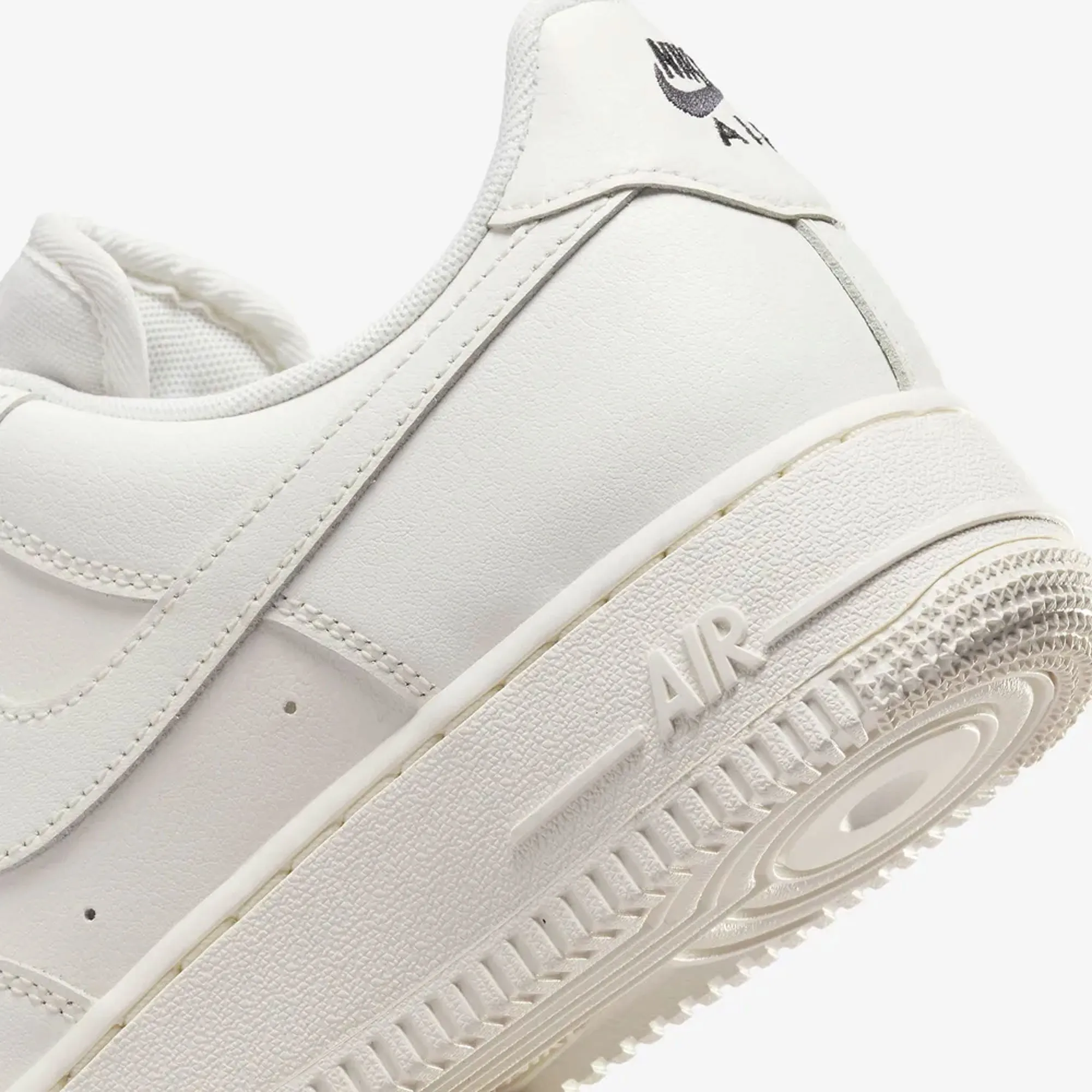 NIKE | AIR FORCE 1 '07 ESSENTIAL { SAIL/SAIL-BLACK Crisp Look