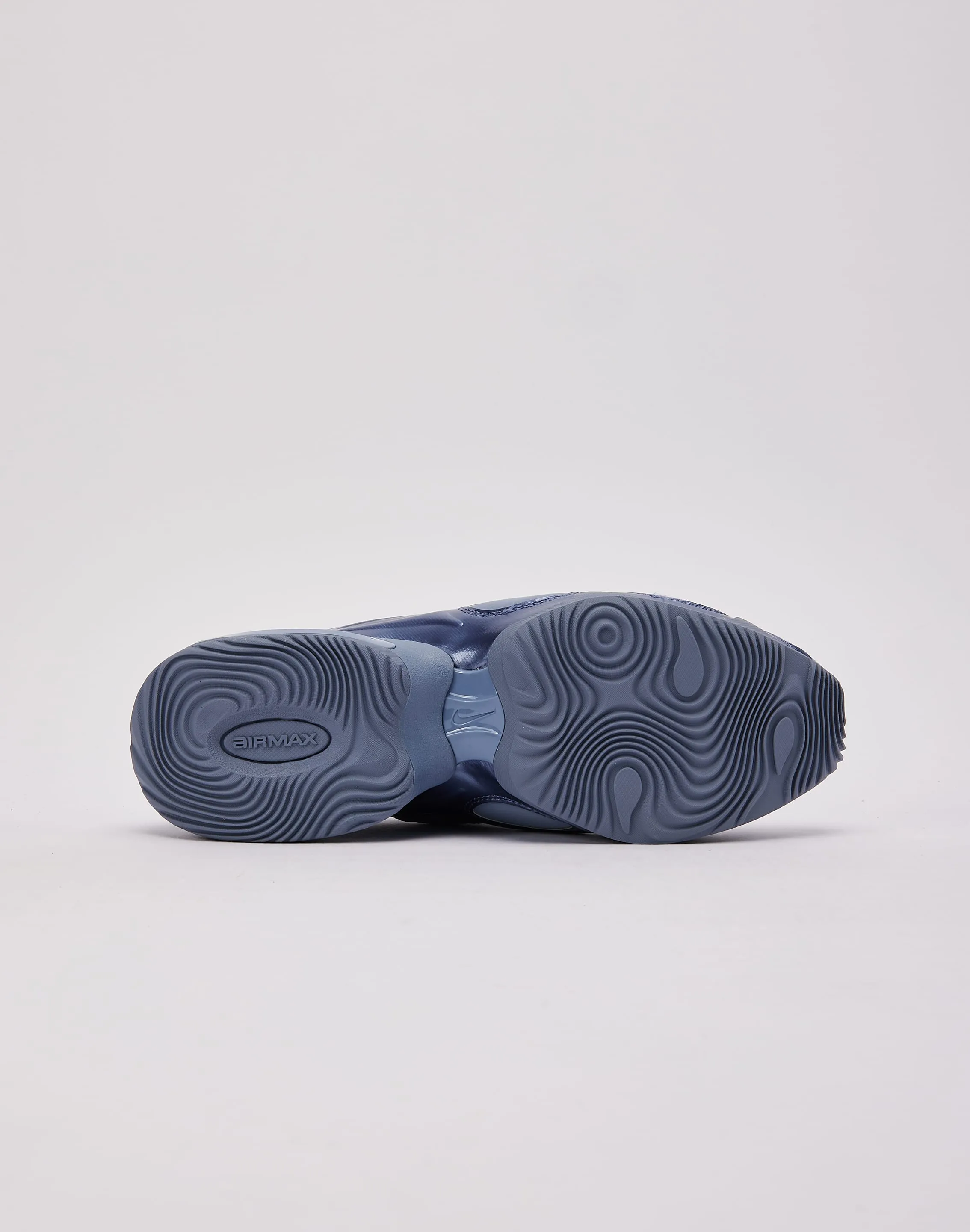 Nike Air Max Muse beach - runner running in a lava field area shoes