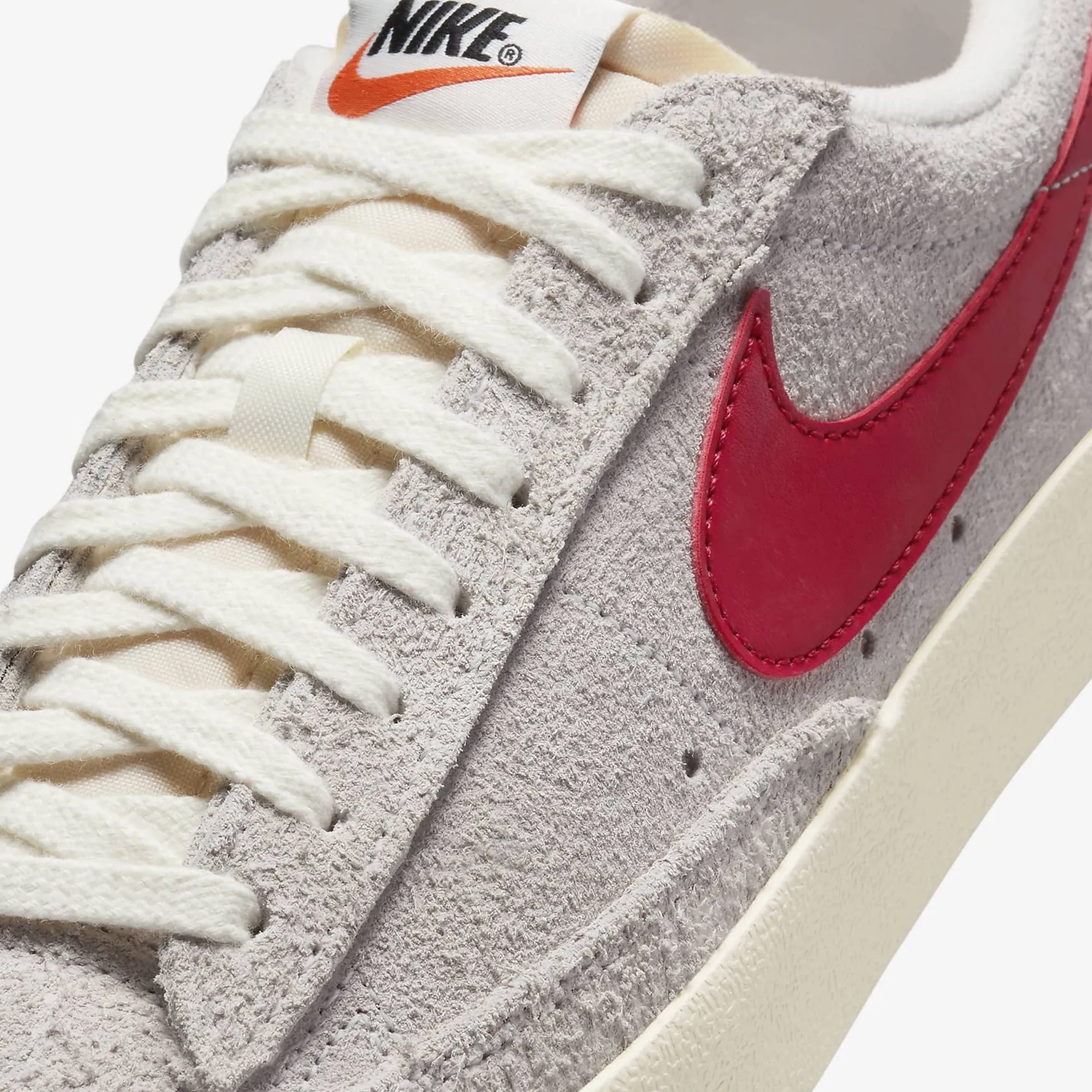 Nike | BLAZER LOW '77 VINTAGE { SUMMIT WHITE/GYM RED-SAIL-COCONUT MILK Multi Layer Midsole Adaptive Ease