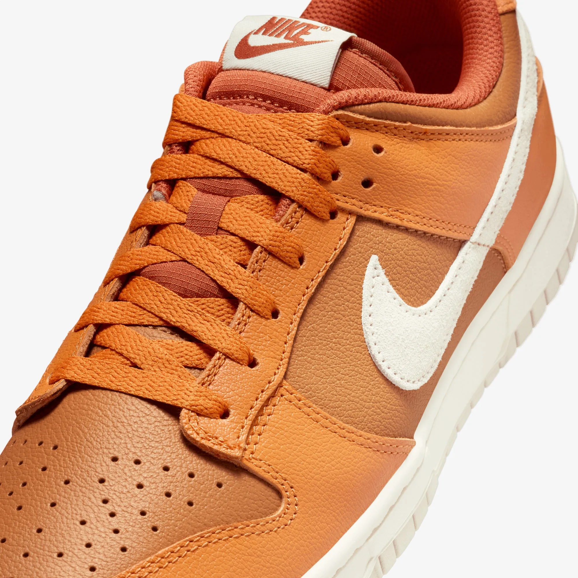 Dynamic silhouette NIKE | DUNK LOW RETRO { MONARCH/LT OREWOOD BRN-FLAX-DARK RUSSET