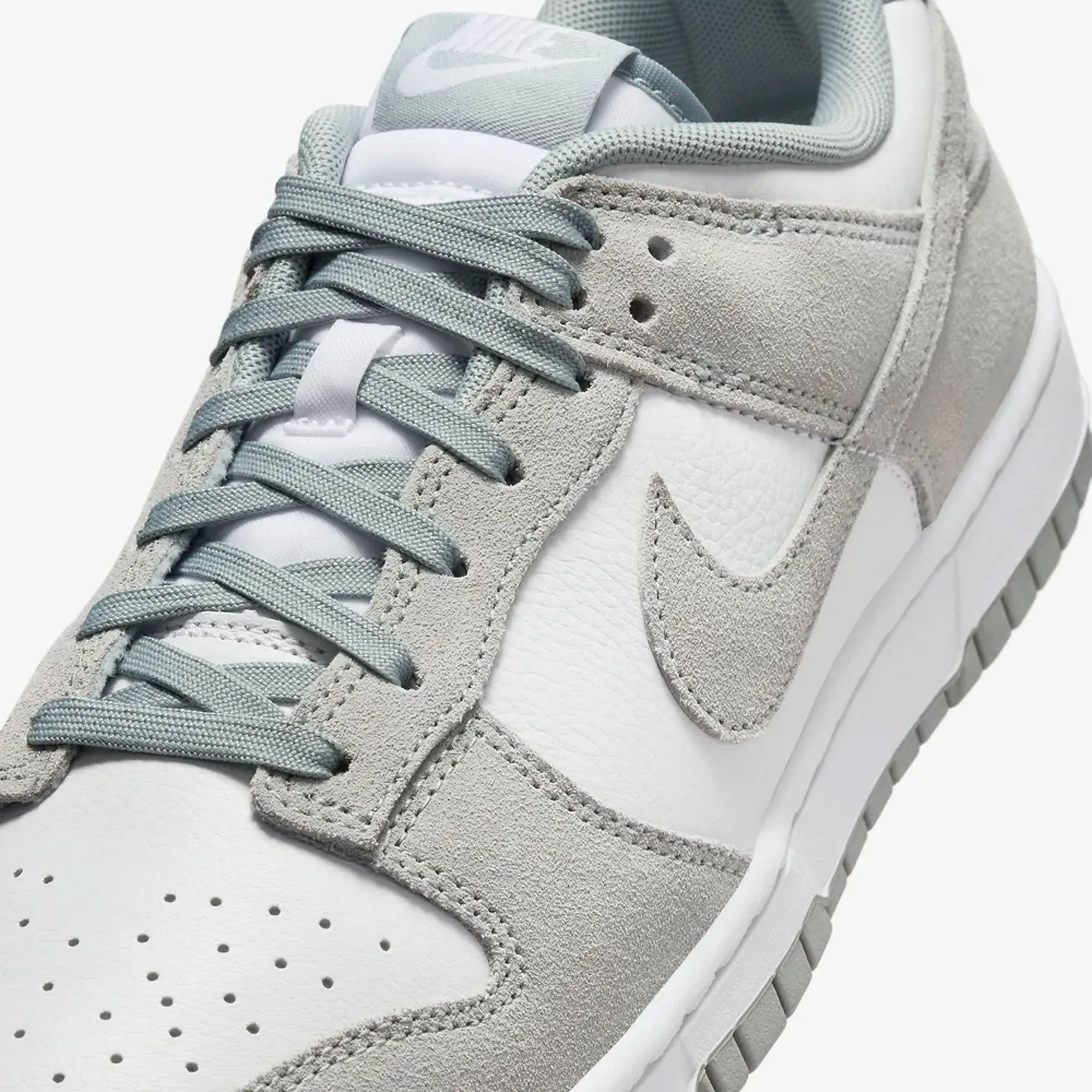 NIKE | DUNK LOW RETRO { WHITE/LIGHT PUMICE Thermal Regulation Layer