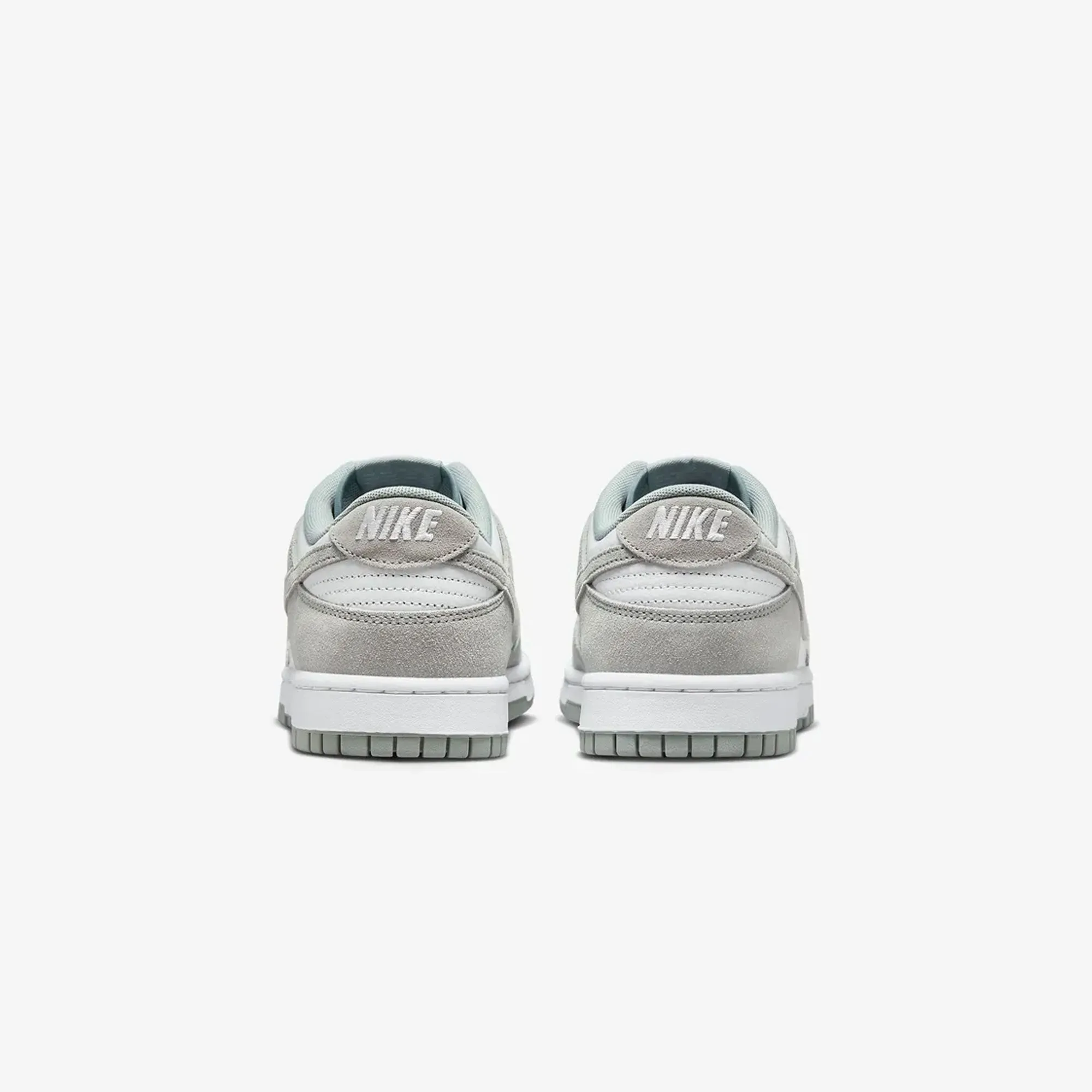 NIKE | DUNK LOW RETRO { WHITE/LIGHT PUMICE Maximum arch