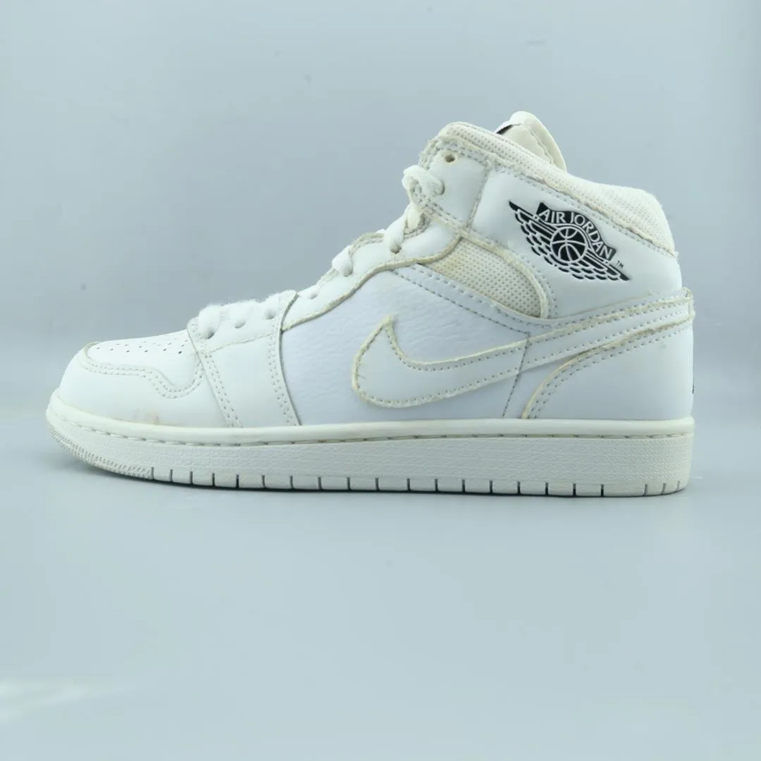 Relaxed Walk NIKE JORDAN 1 RETRO HIGH