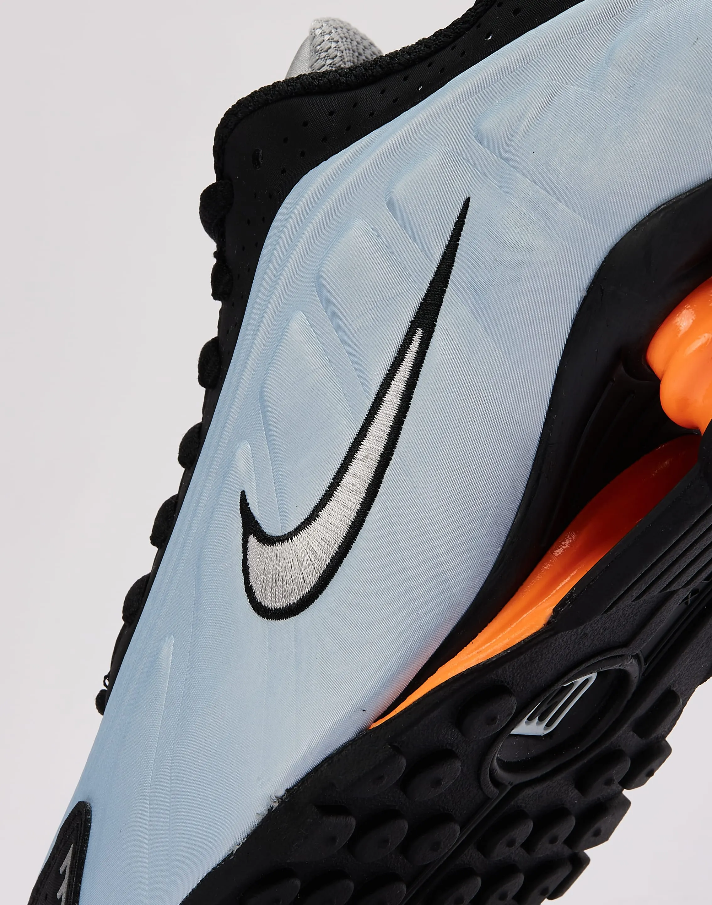 Nike Shox R4 Rugged Design