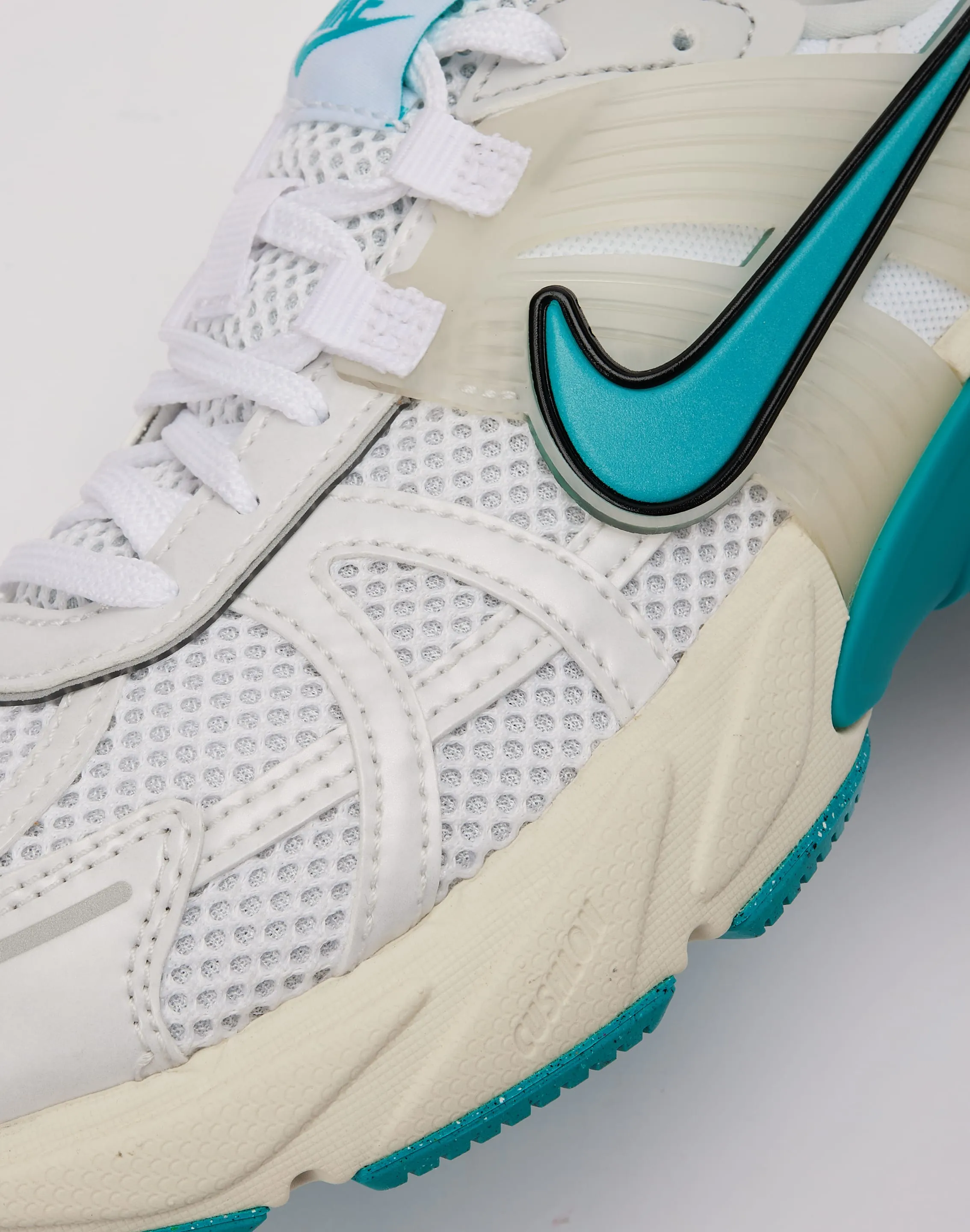 Nike V2K Run low - top footwear hot - climate running shoes