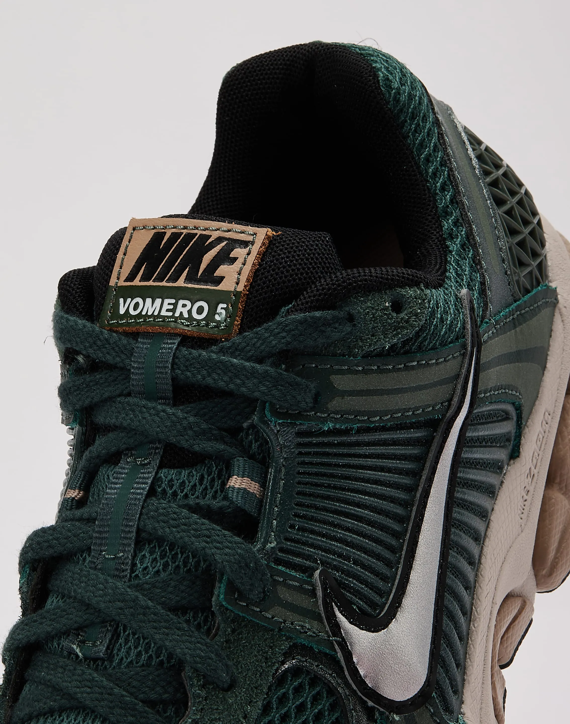 wrinkle - resistant running wear foggy - day shoes Nike Zoom Vomero 5