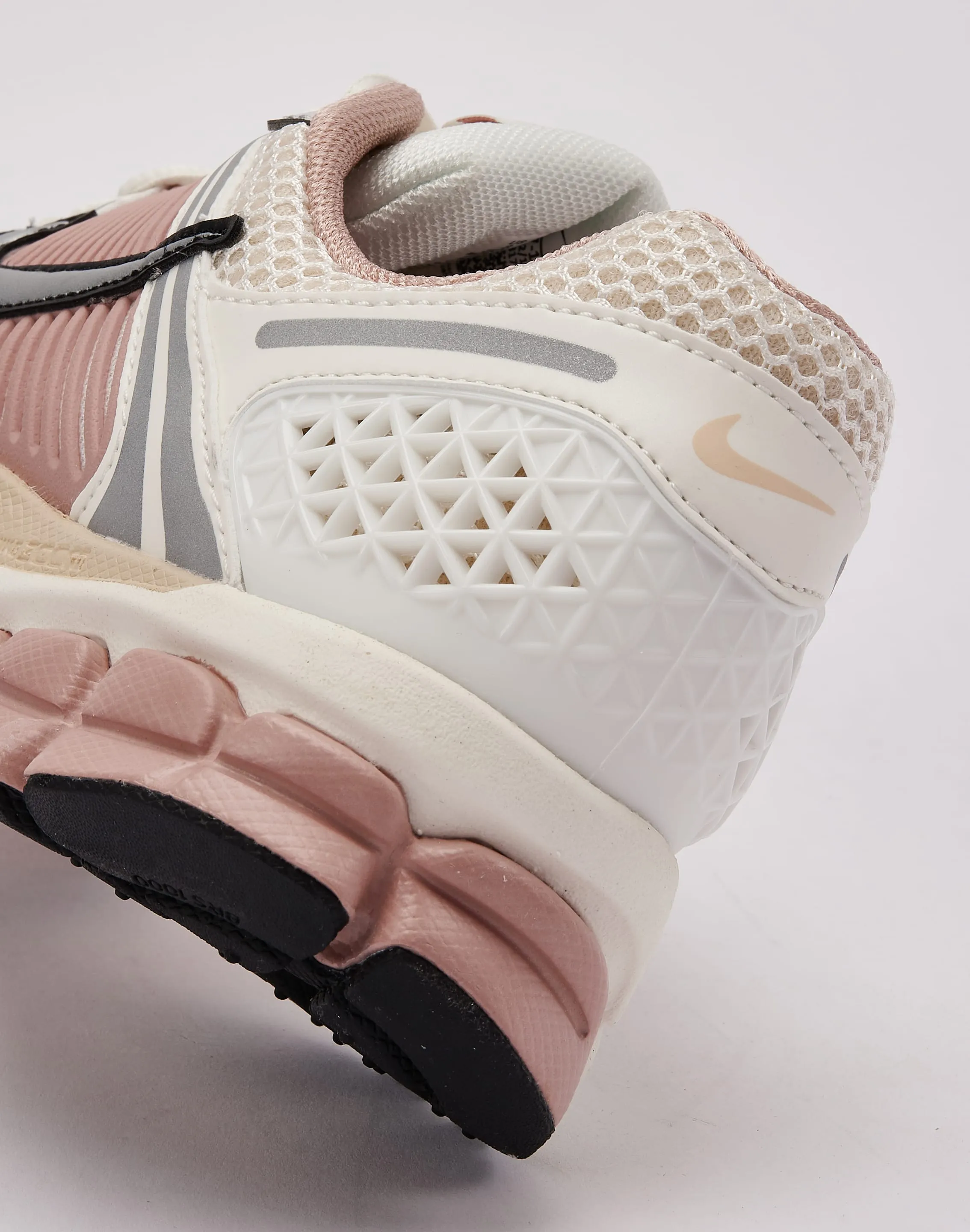 wide - base shoes Nike Zoom Vomero 5