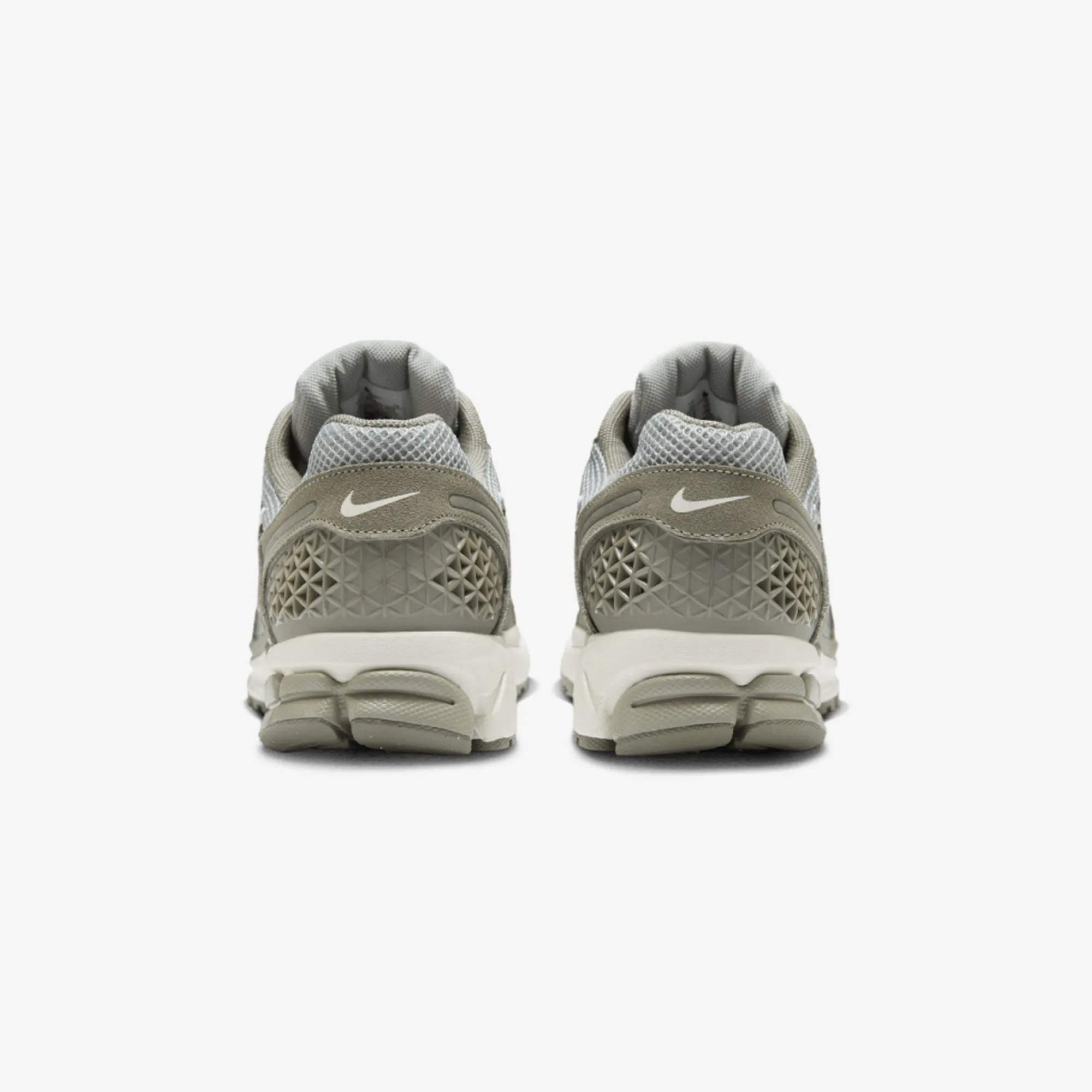 Fast Track NIKE | ZOOM VOMERO 5 { DARK STUCCO/PHANTOM-LT SMOKE GREY