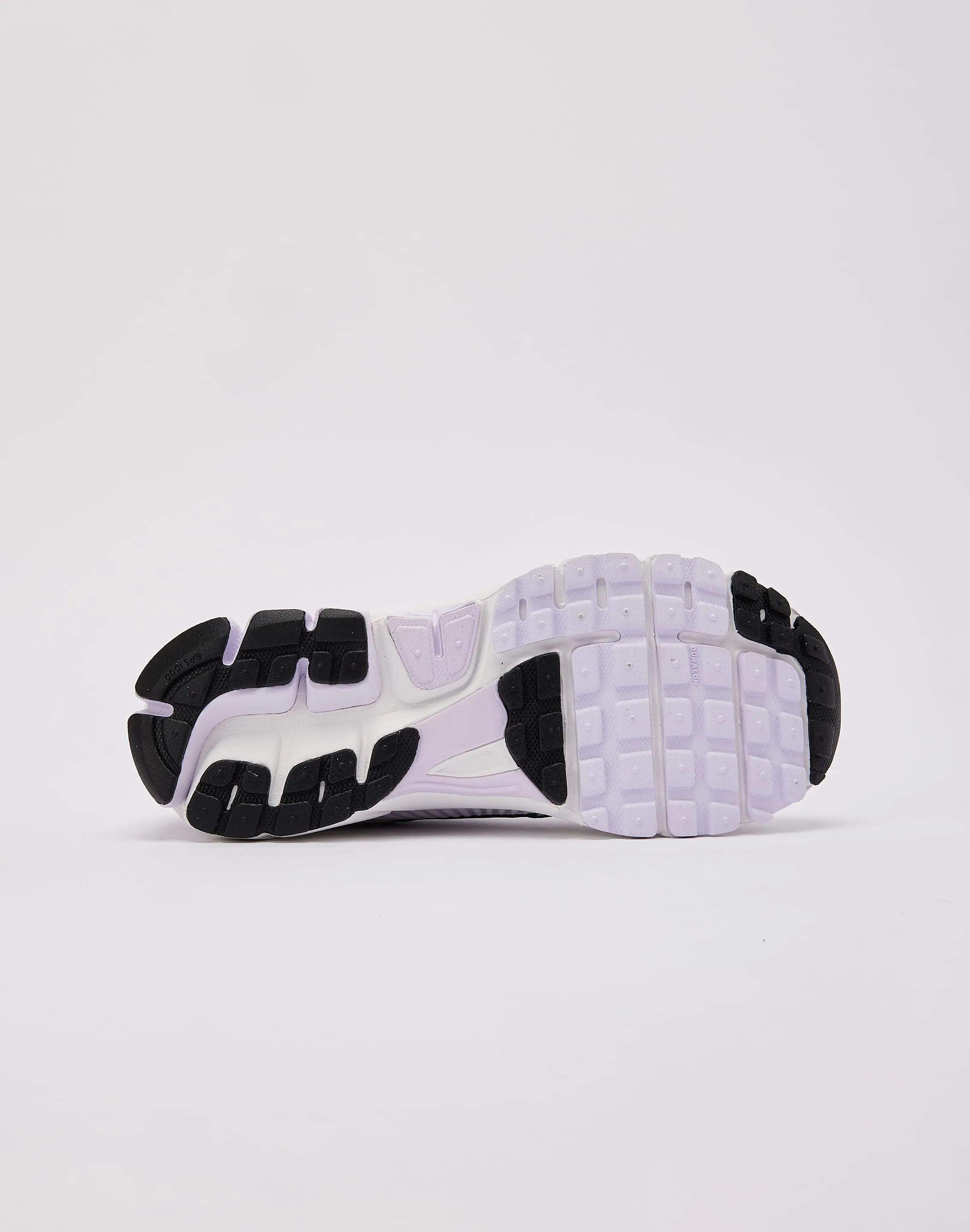 Light - colored travel - running shoes Nike Zoom Vomero 5