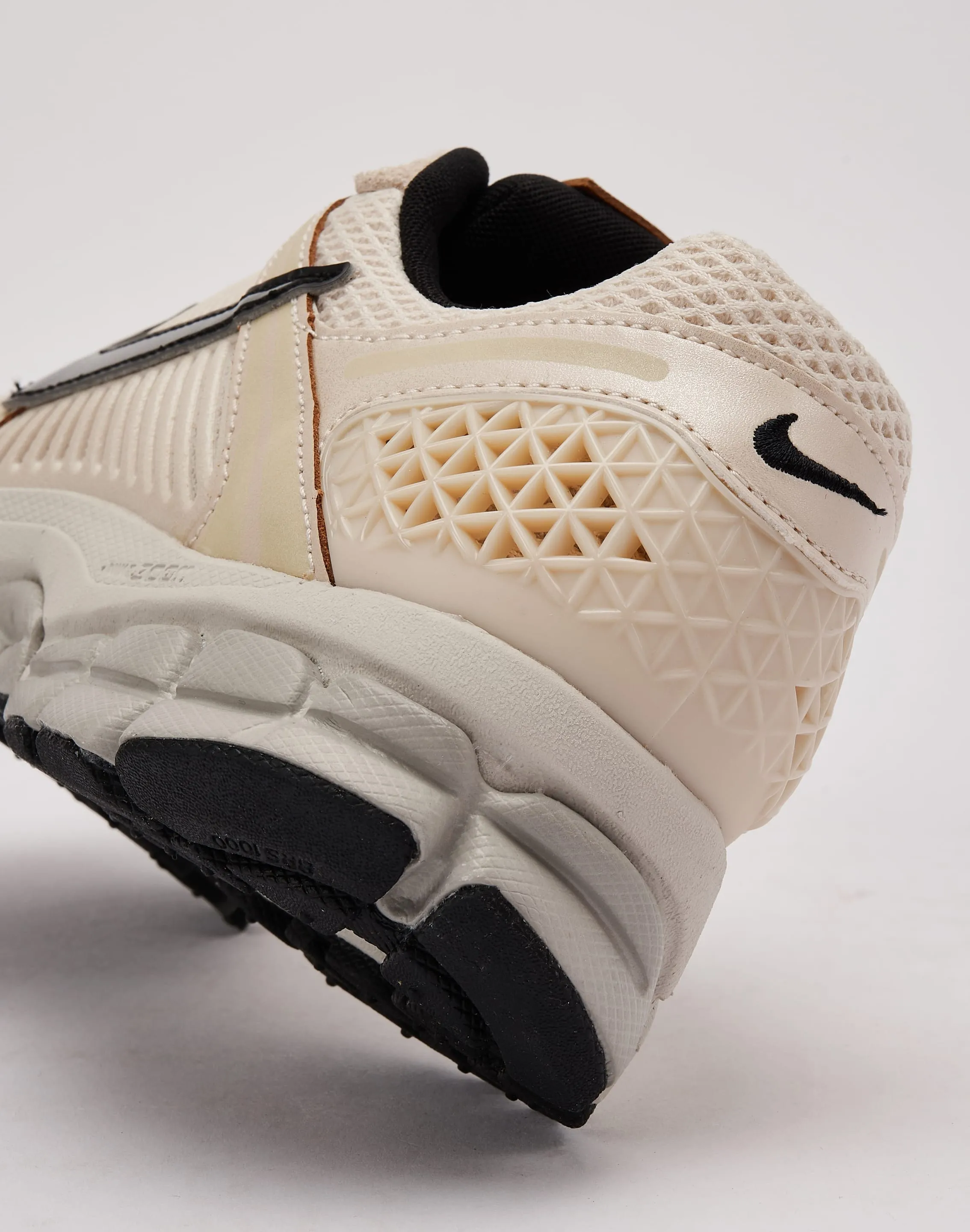 adjustable shoe fit Nike Zoom Vomero 5