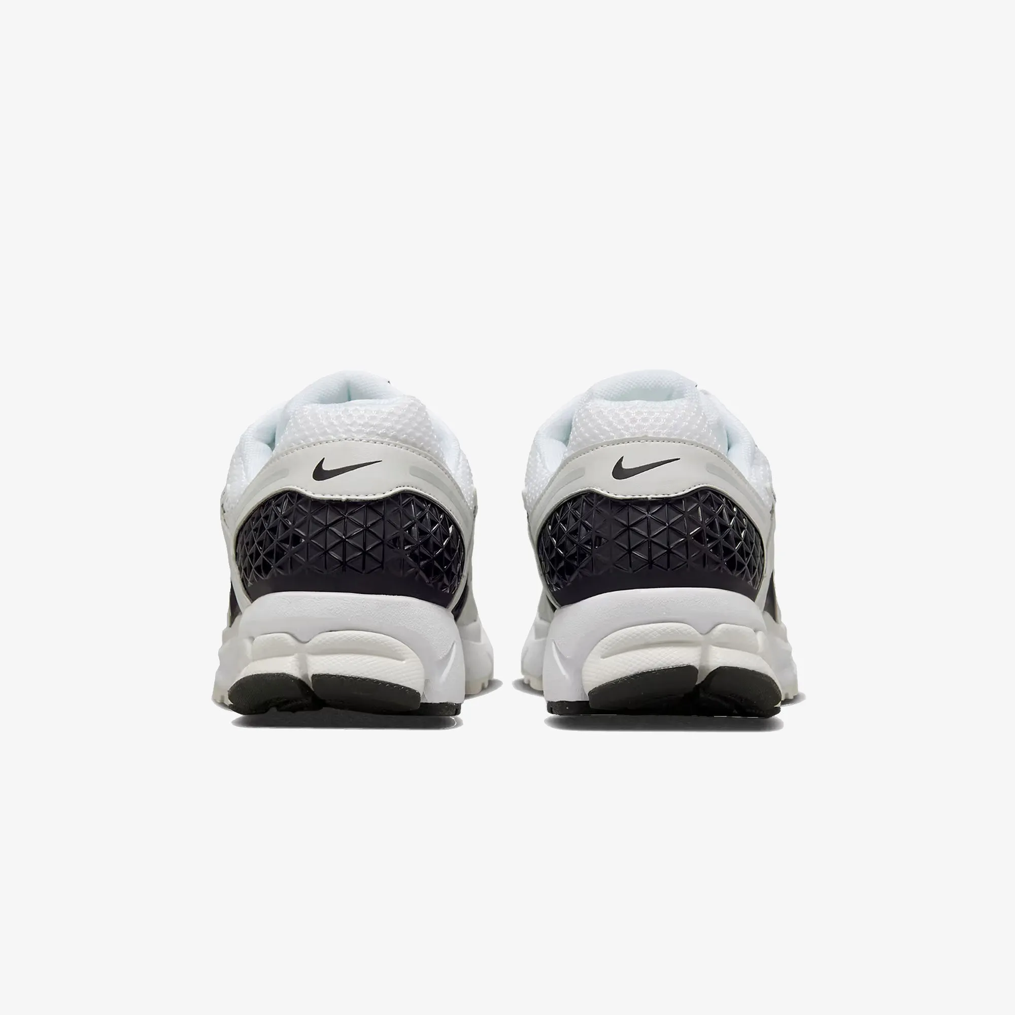 Light   Weight Design Sneaker Comfort NIKE | ZOOM VOMERO 5 { WHITE/BLACK-PLATINUM TINT-MTLC PLATINUM