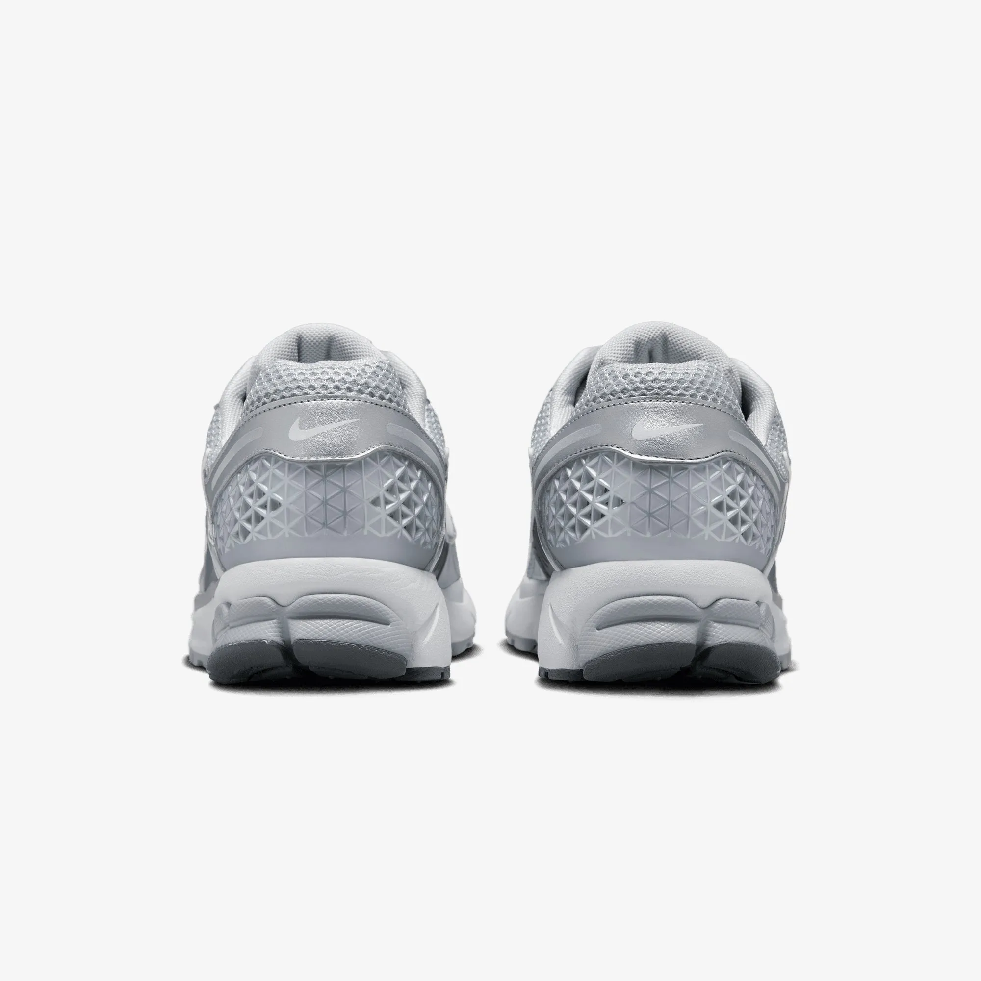 NIKE | ZOOM VOMERO 5 { WOLF GREY/WHITE-METALLIC SILVER Action Fit