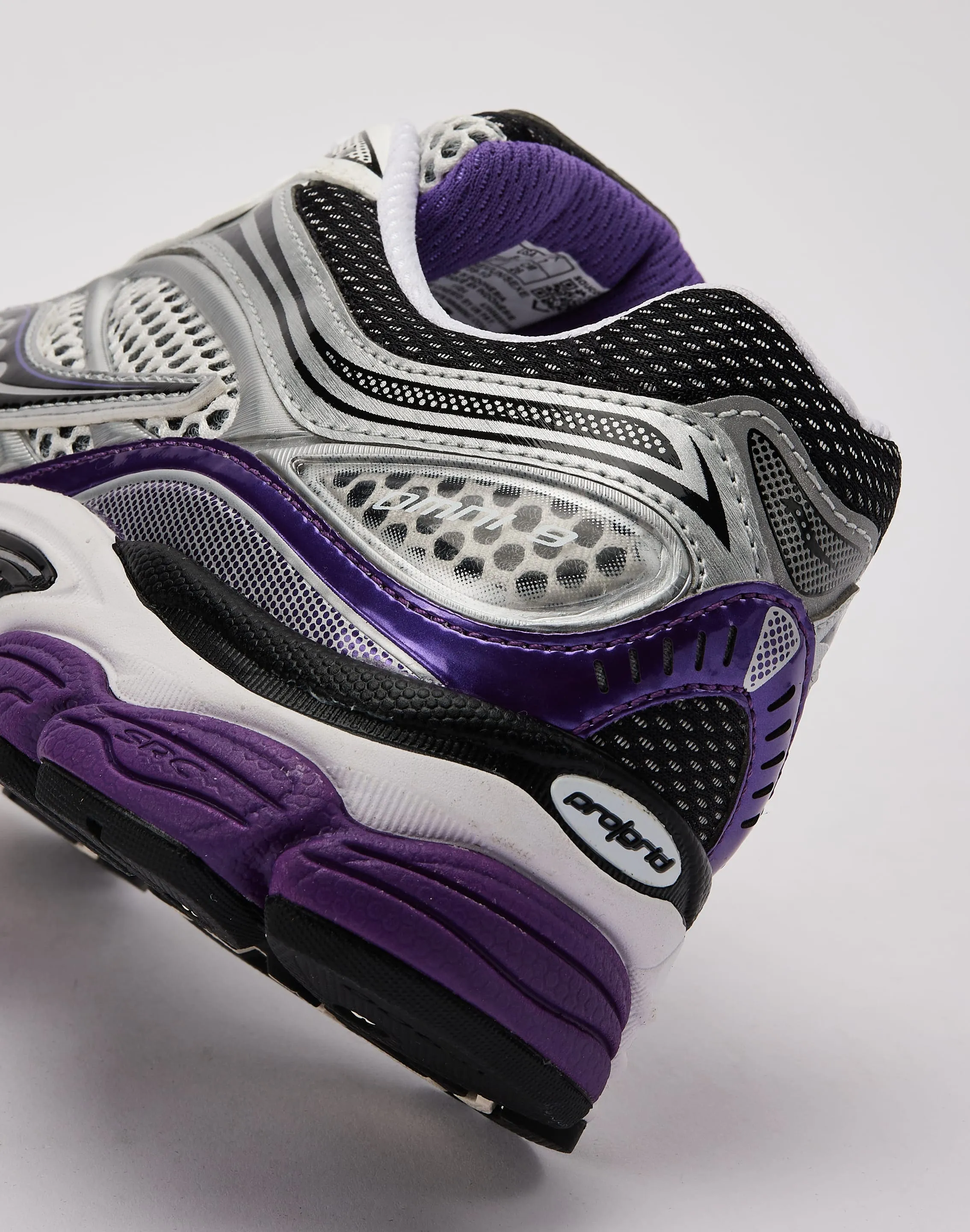 Saucony ProGrid Omni 9 running on road