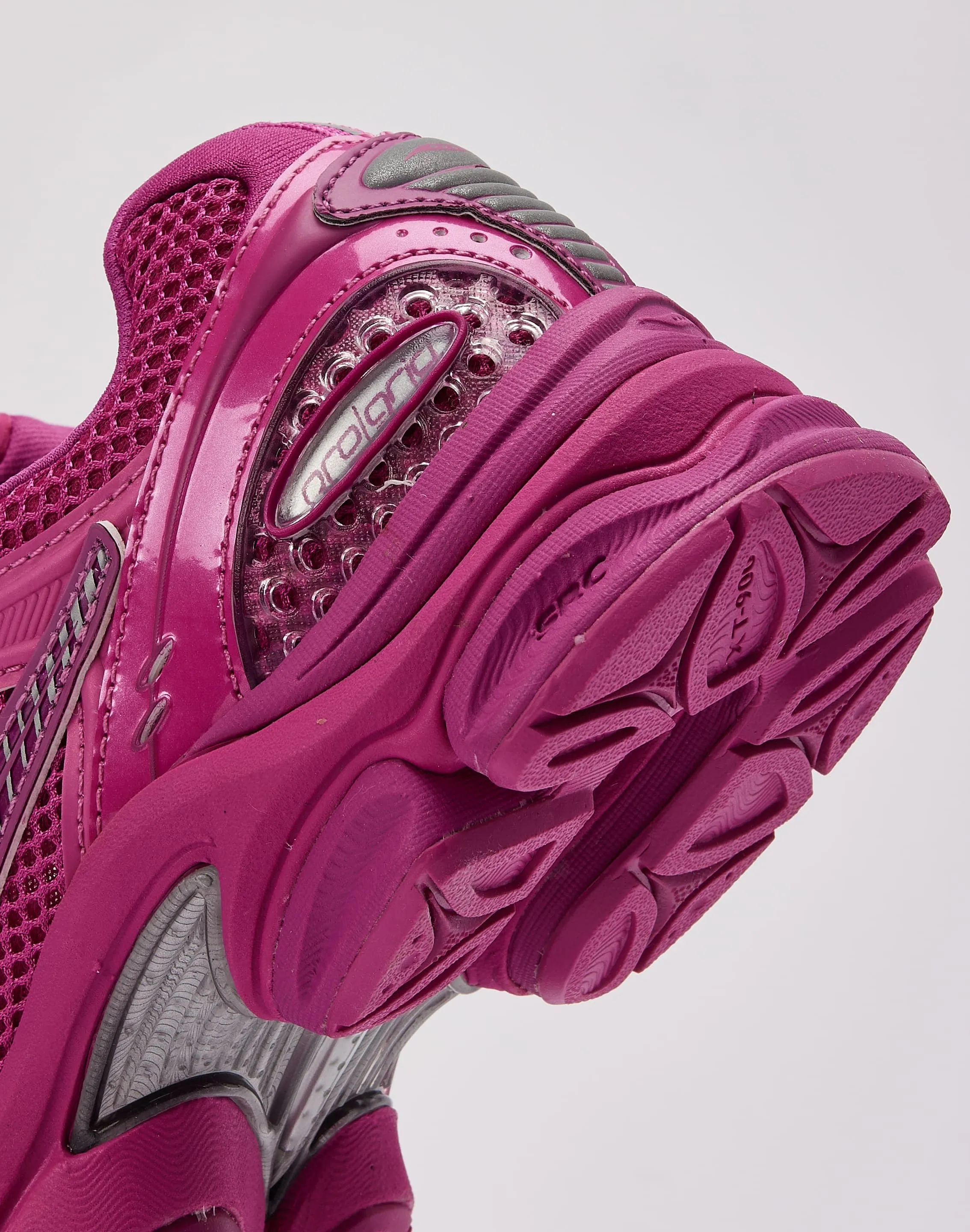 Saucony ProGrid Triumph 4 maximalist - feature shoes Sustainable