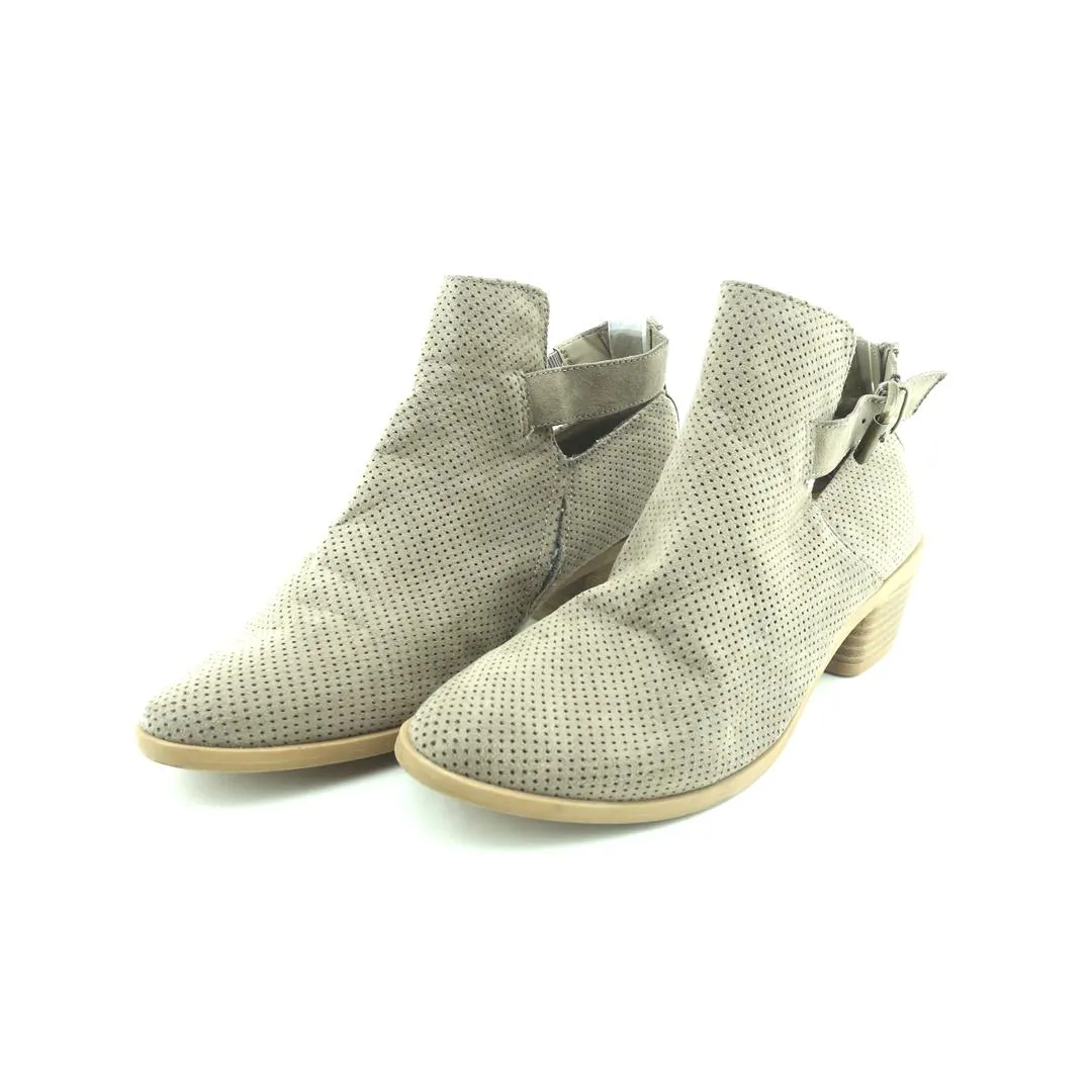 DV . Footwear Fashion