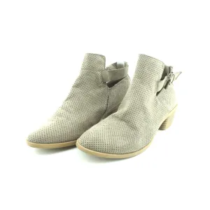 DV . Footwear Fashion