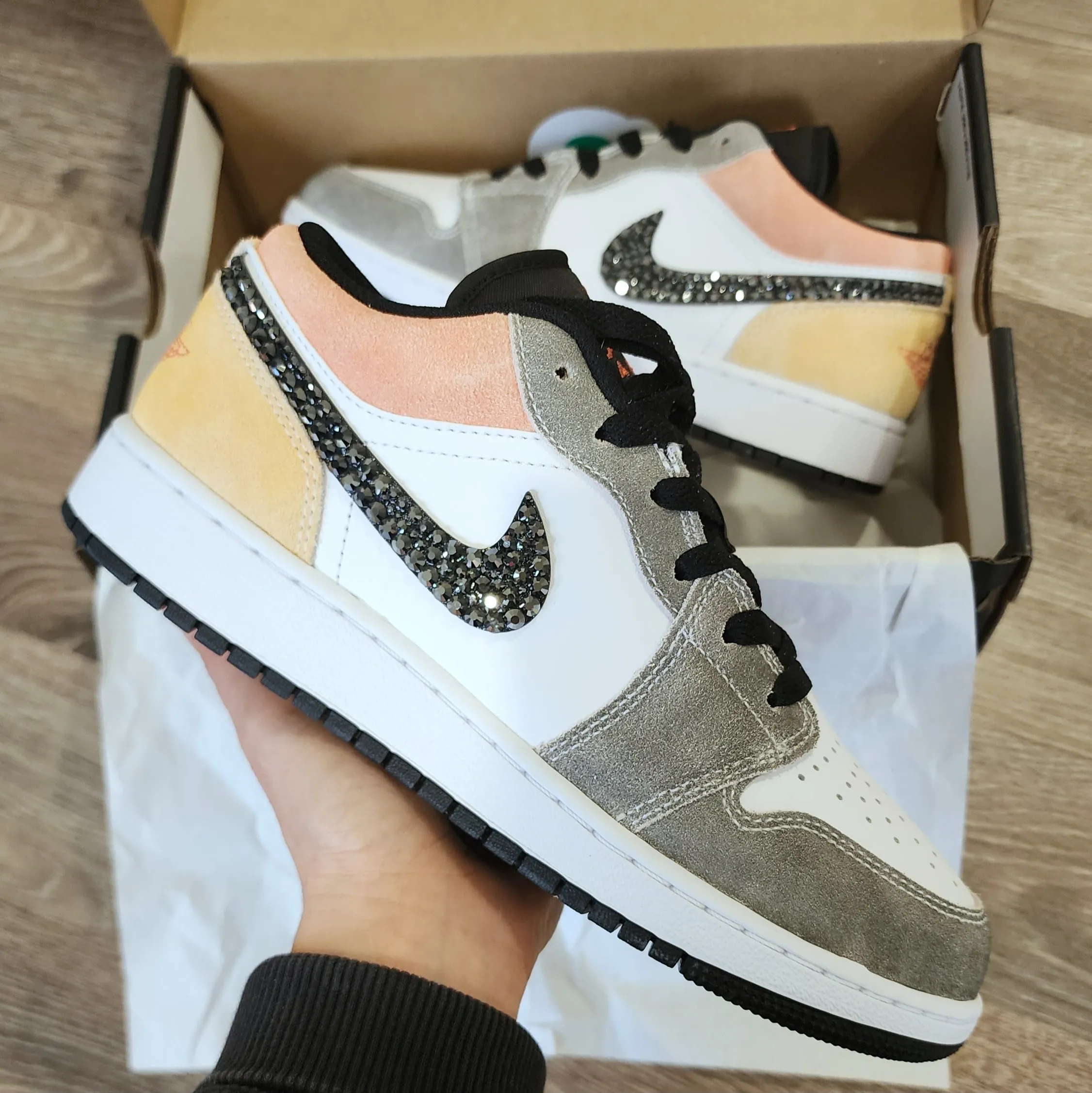 Pressure Mapped Outsole Jordan 1 Low Women/Youth (Black/Grey/Gold)